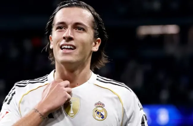 Álvaro Carreras đang thực hiện một pha chuyền bóng chính xác trên sân