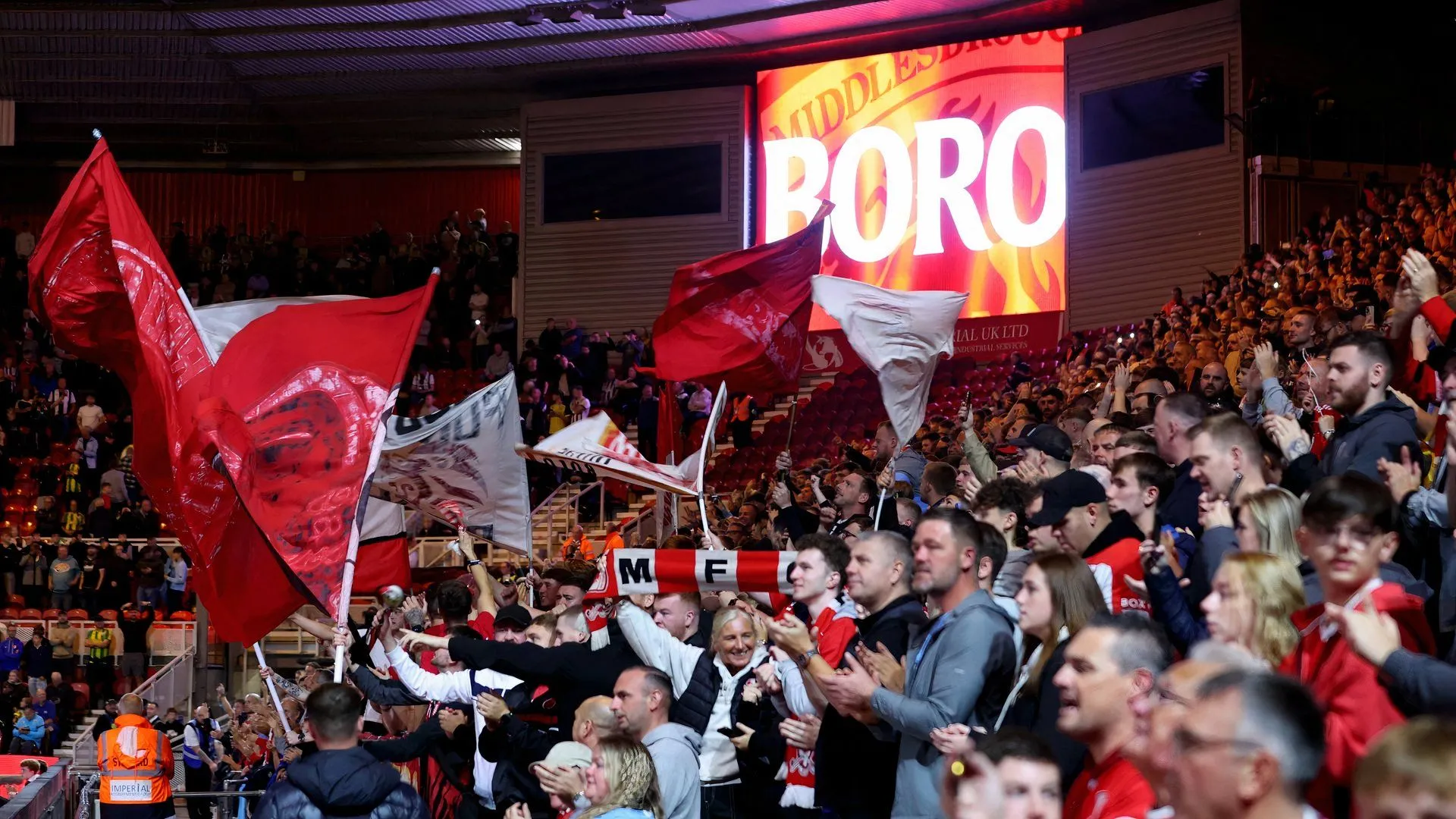 Các CĐV Middlesbrough tại Sân vận động Riverside