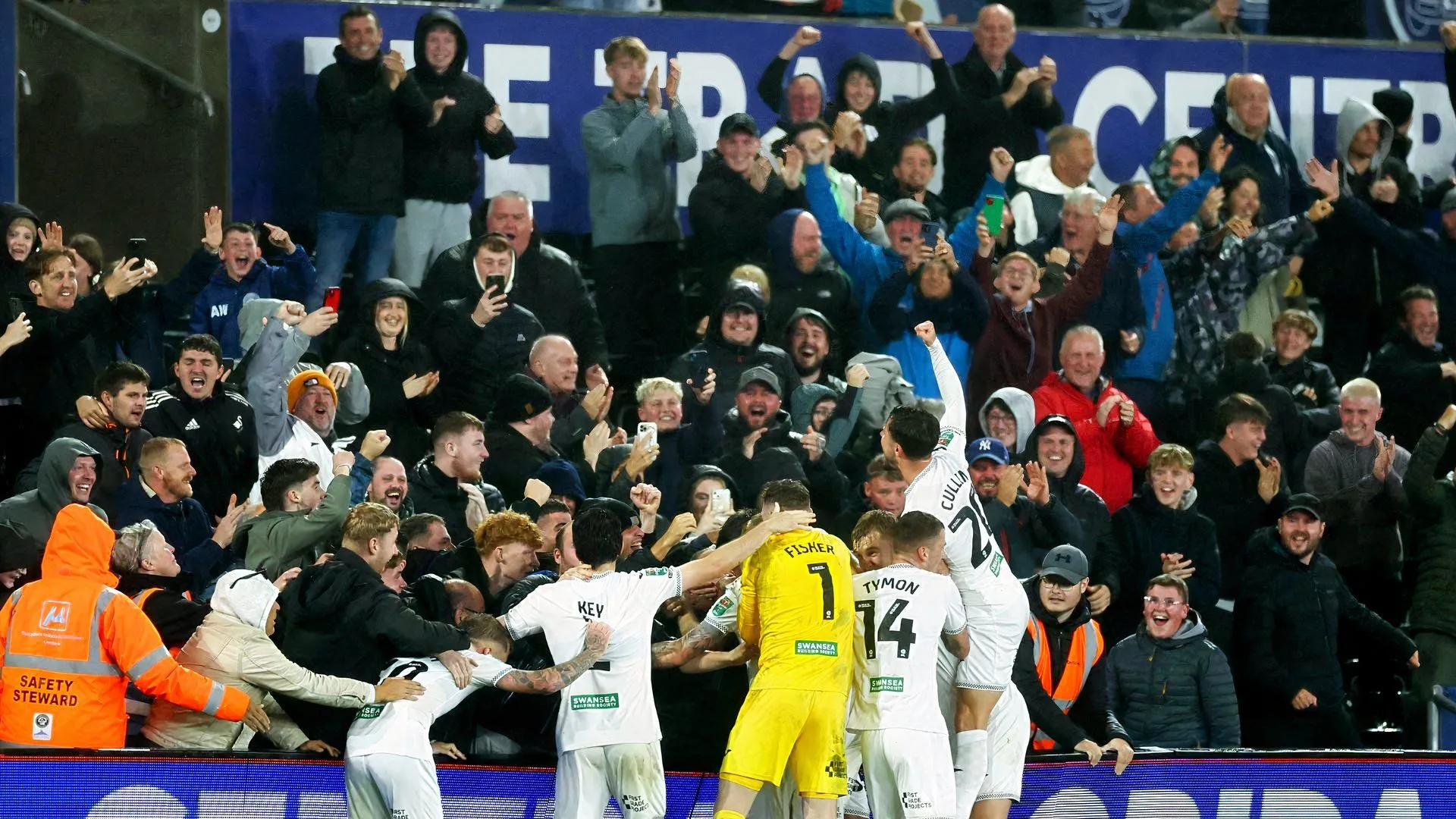 Cổ động viên Swansea City đang cổ vũ tại sân vận động