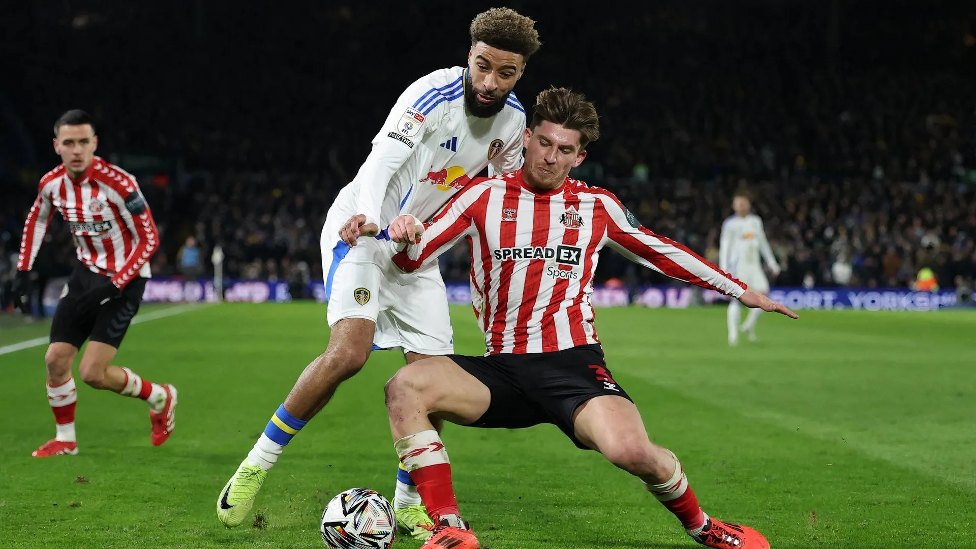 Dennis Cirkin của Sunderland đối đầu với Leeds United tại sân cỏ Championship