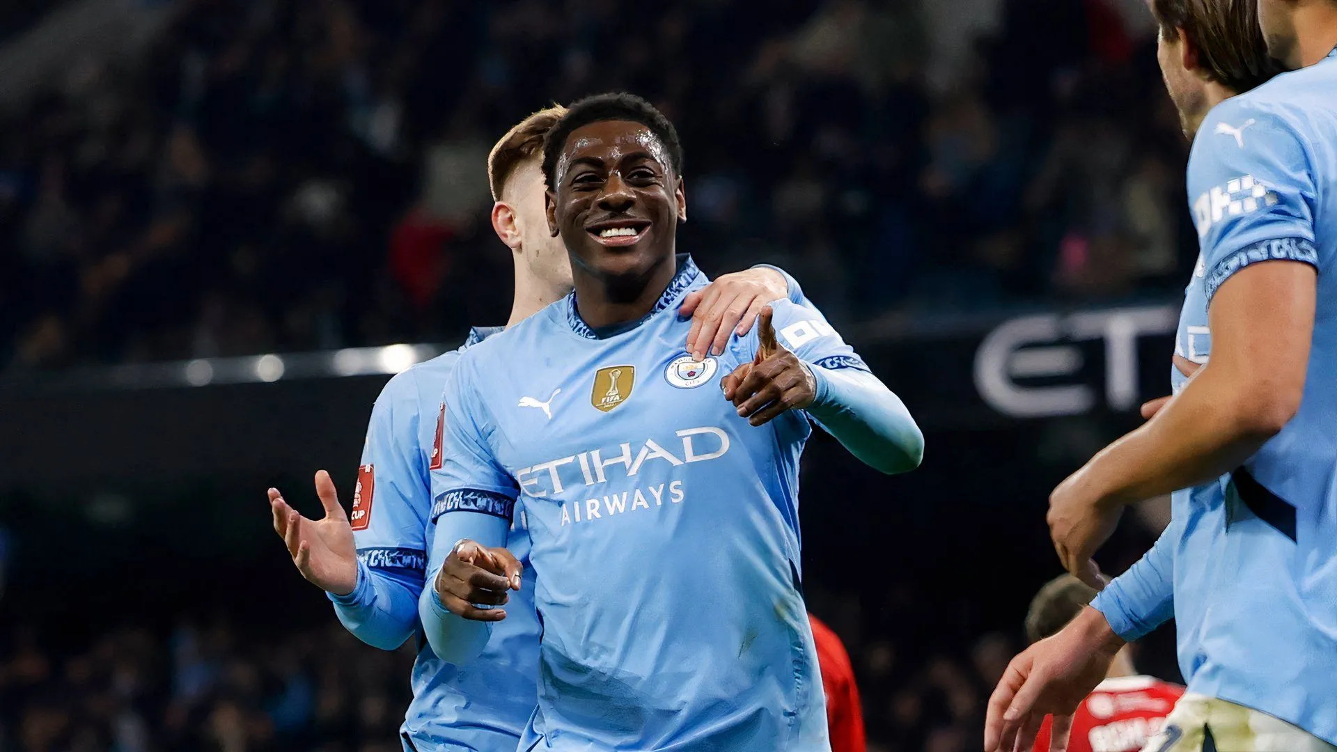 Divin Mubama khoác áo Manchester City, chuẩn bị cho giai đoạn sự nghiệp mới