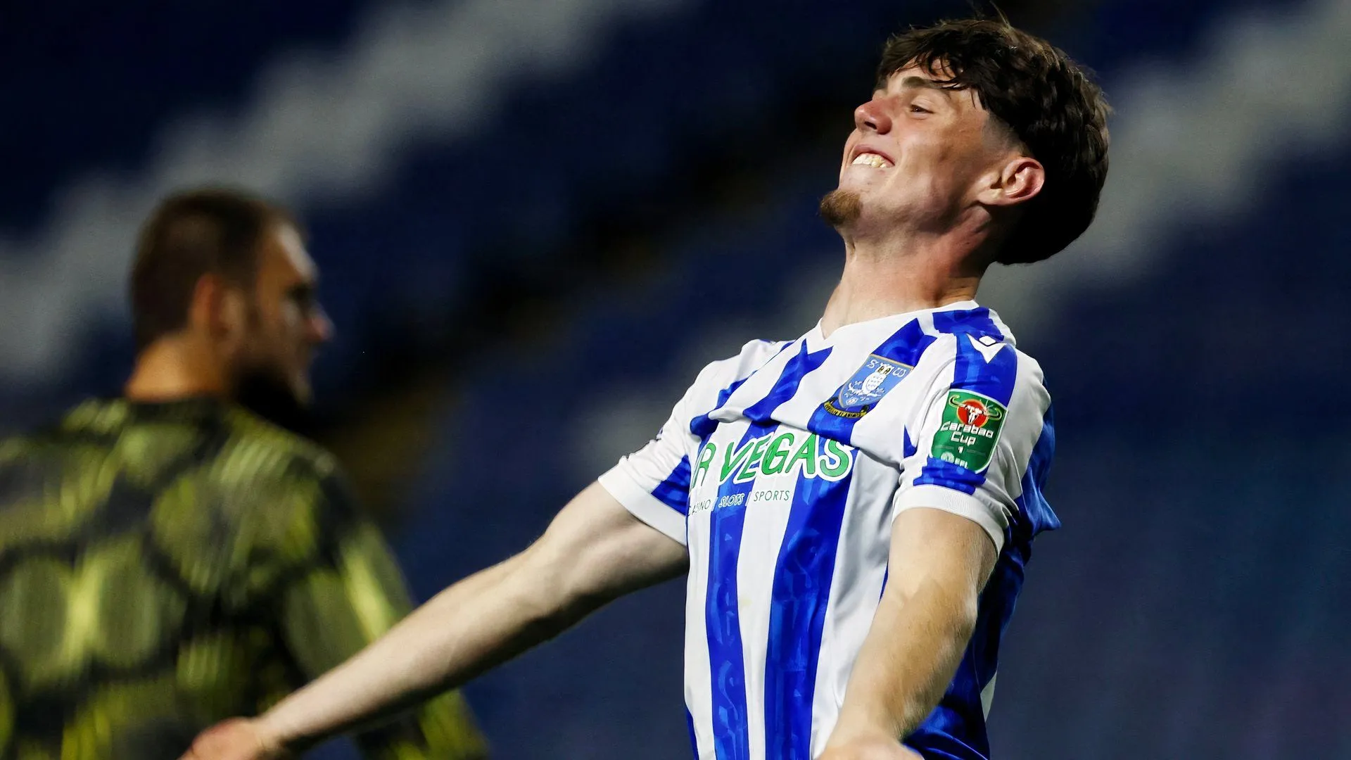 George Brown thi đấu cho Sheffield Wednesday gặp Leeds United