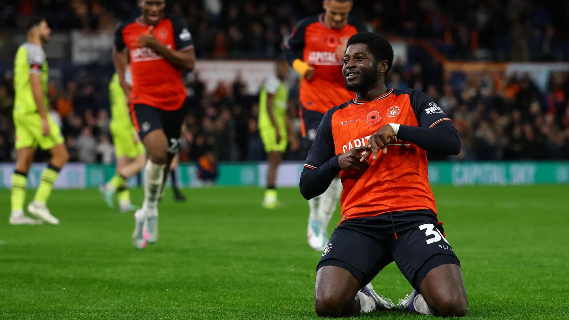 Gideon Kodua, tiền đạo của Luton Town, chuẩn bị dứt điểm trong trận đấu