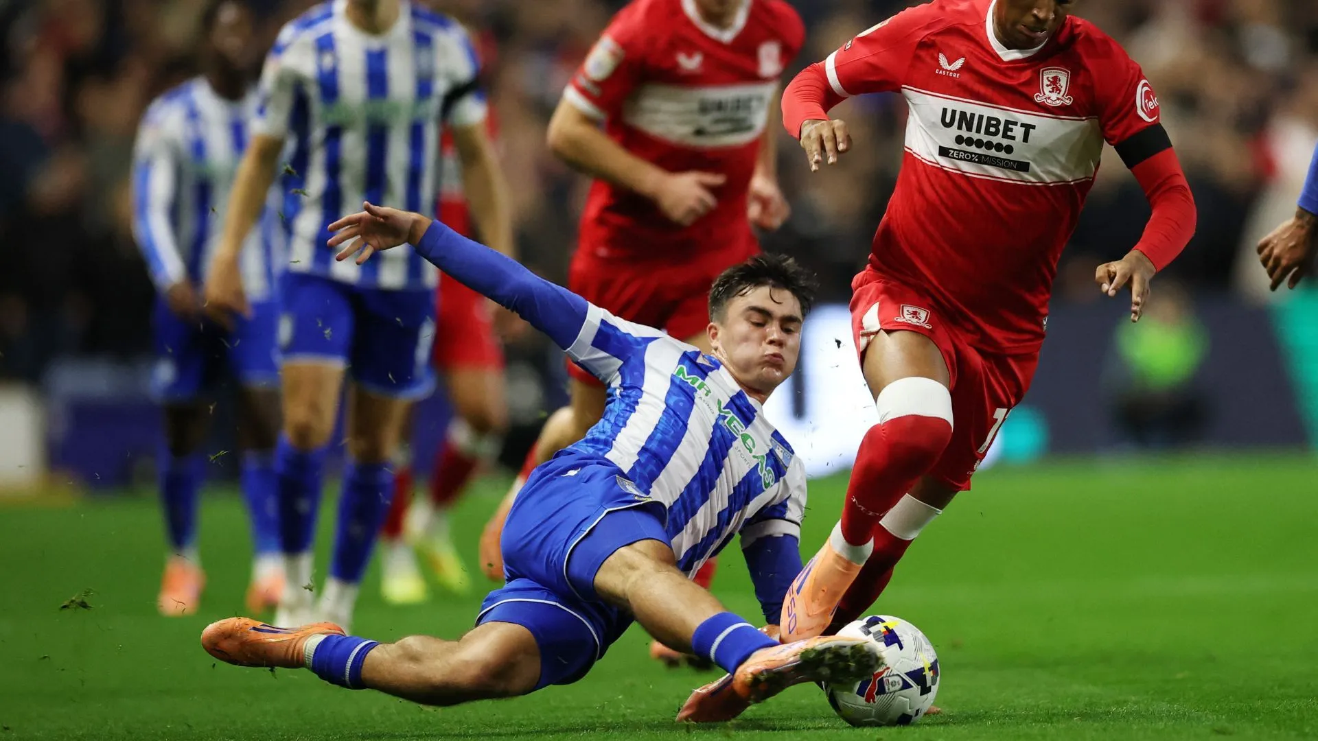 Harry Amass, hậu vệ trái của Sheffield Wednesday, đang tranh chấp bóng trong trận đấu