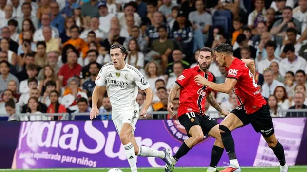 Hậu vệ Real Madrid trong một pha chuyền bóng điều hướng có kỹ thuật cao
