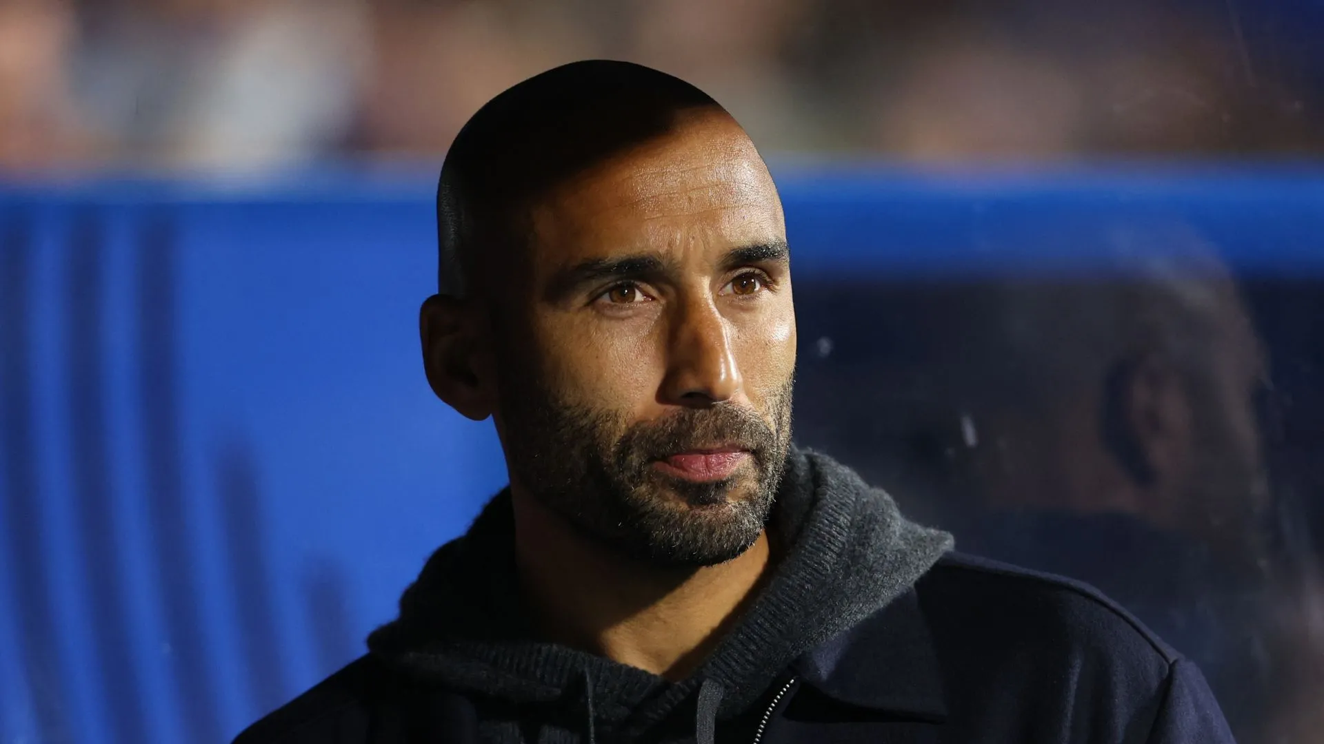 Lee Grant, Huấn luyện viên Huddersfield Town, đứng trên đường biên với biểu cảm lo lắng