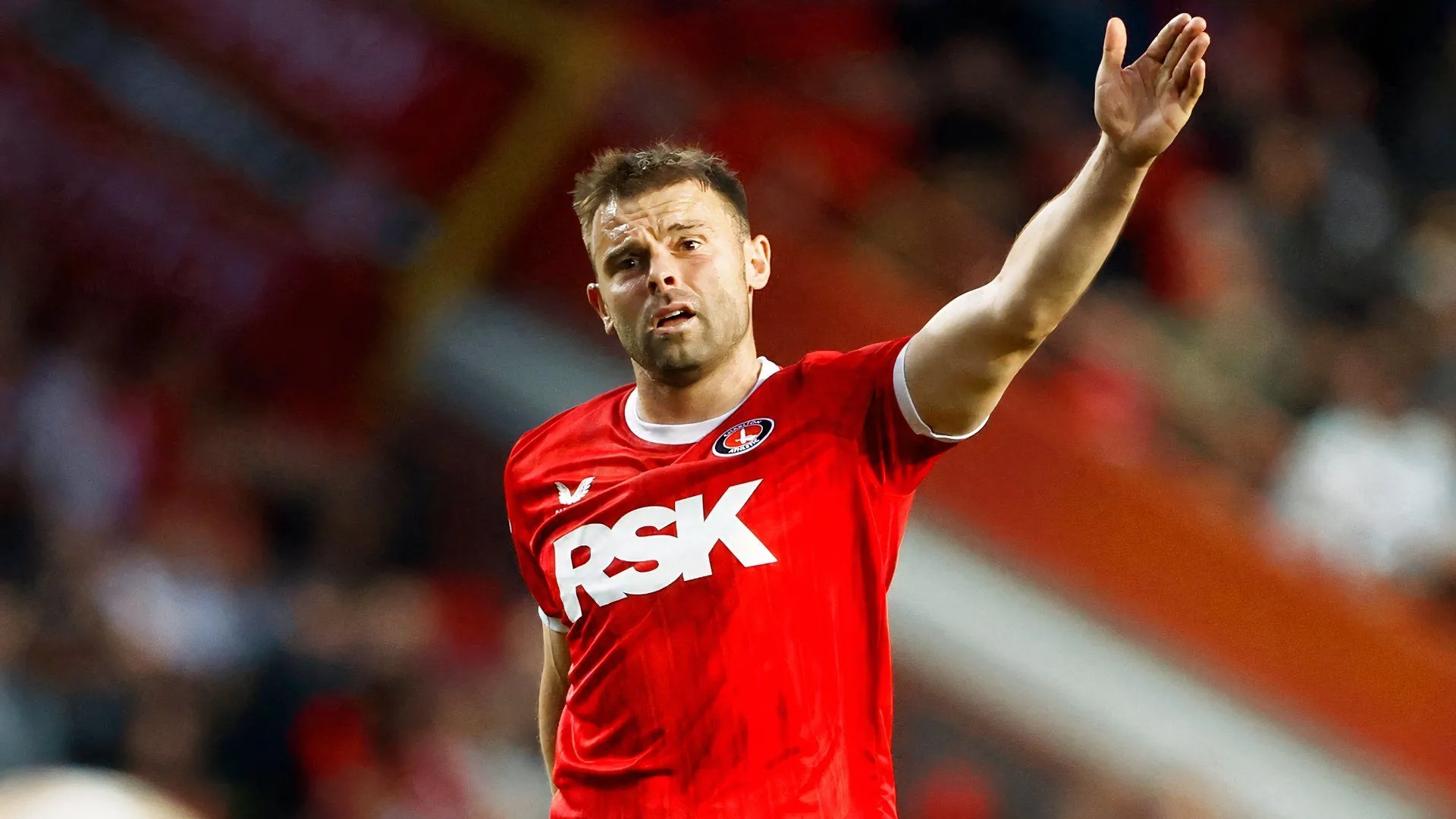 Matty Godden của Charlton Athletic thi đấu trước Wycombe Wanderers