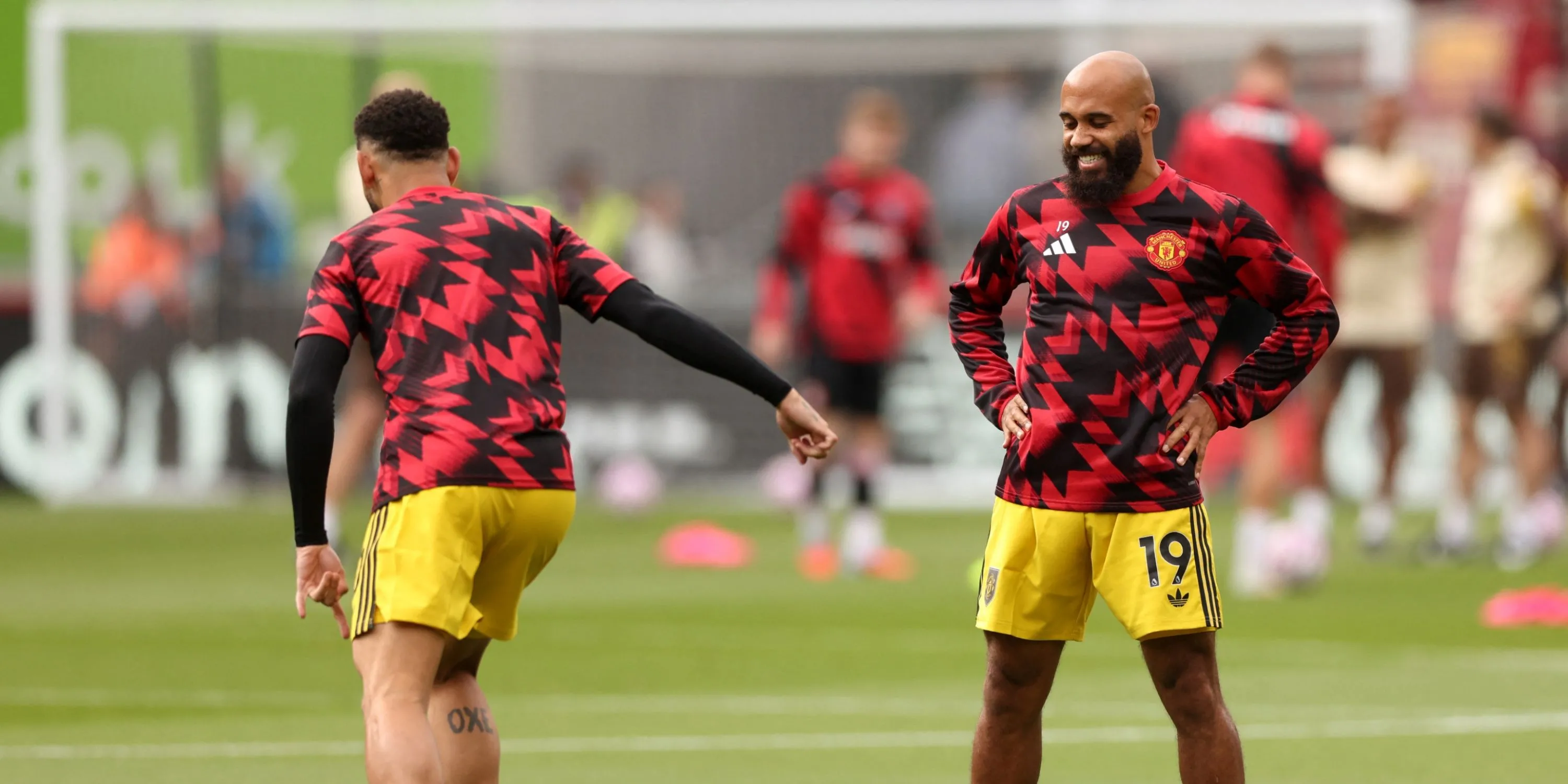 Mbeumo và Cunha tranh chấp bóng trong một trận đấu tại Premier League