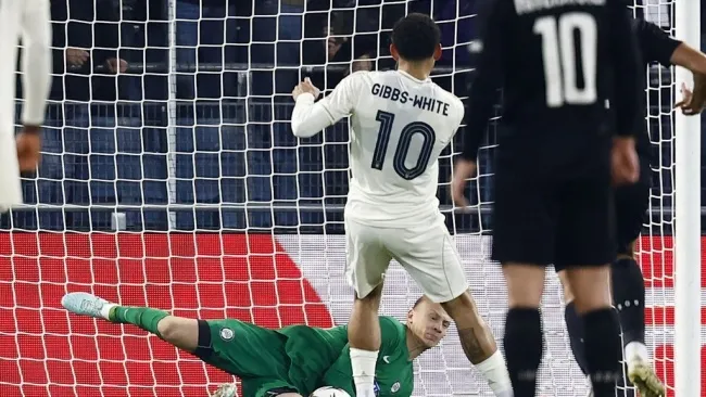 Morgan Gibbs-White chuẩn bị thực hiện pha sút phạt 11m cho Nottingham Forest