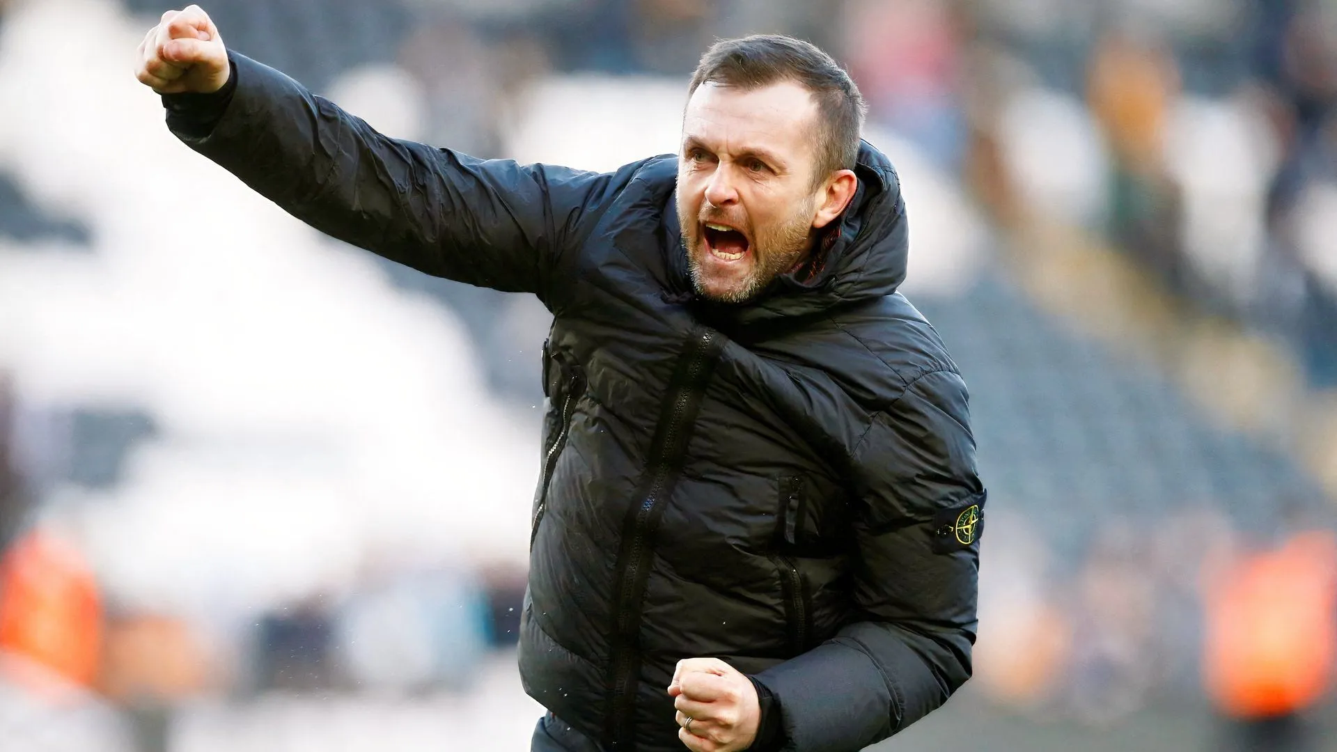 Nathan Jones, huấn luyện viên Charlton Athletic, chỉ đạo trận đấu tại sân The Valley