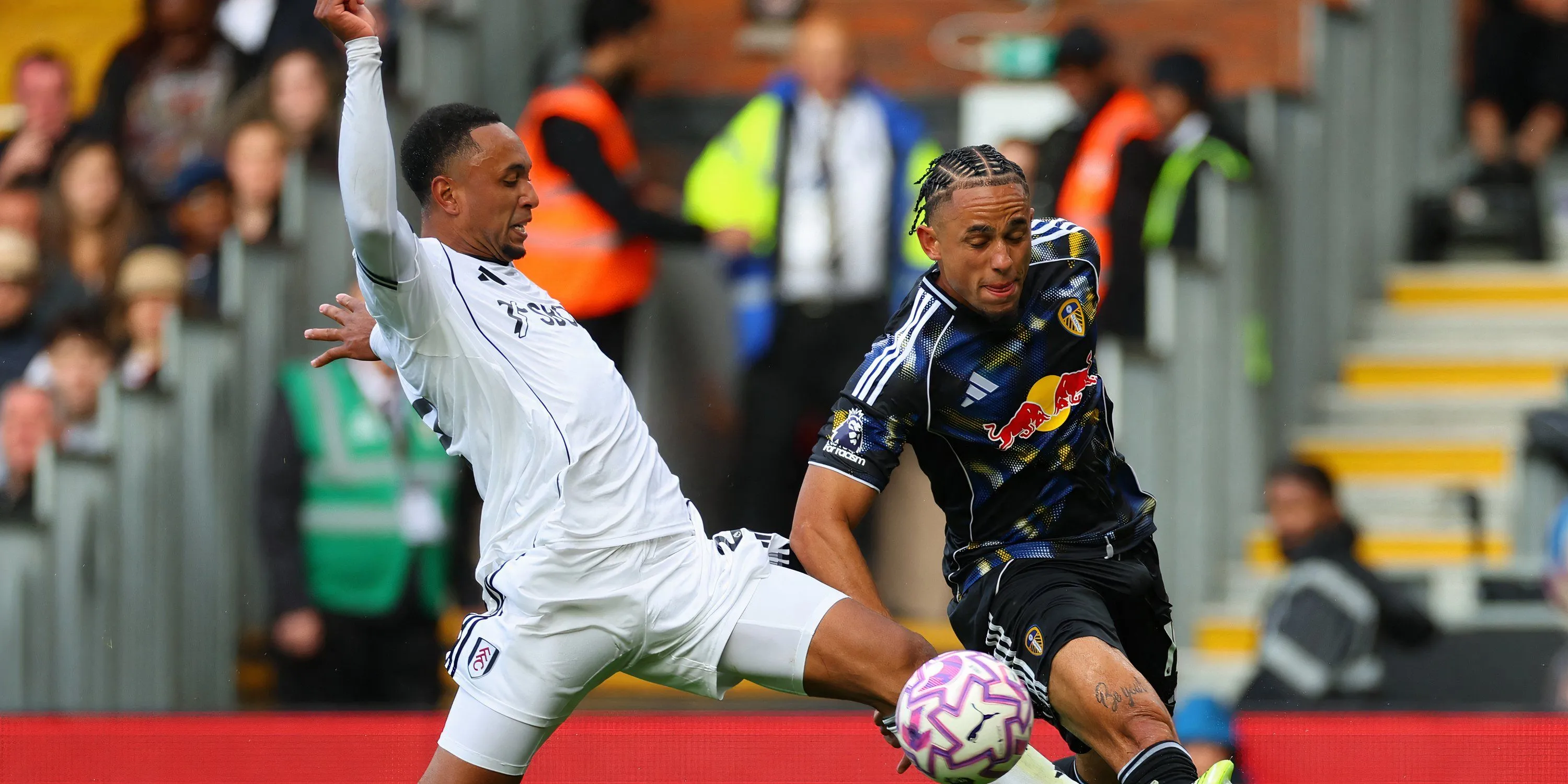 Noah Okafor trong một pha xoay chuyển kỹ thuật cao trên sân nhân tạo