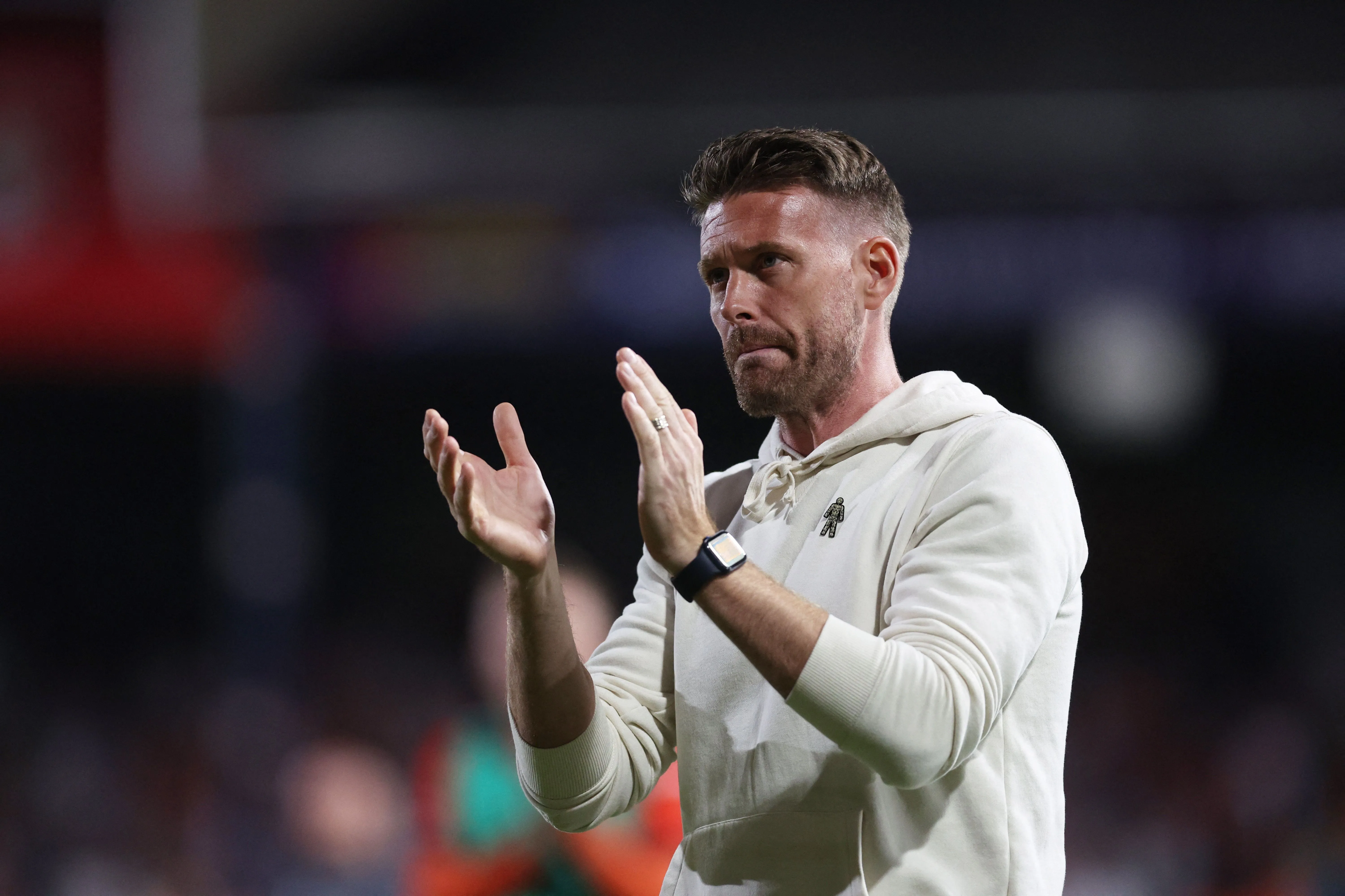 Rob Edwards vỗ tay trong một sự kiện huấn luyện tại Middlesbrough