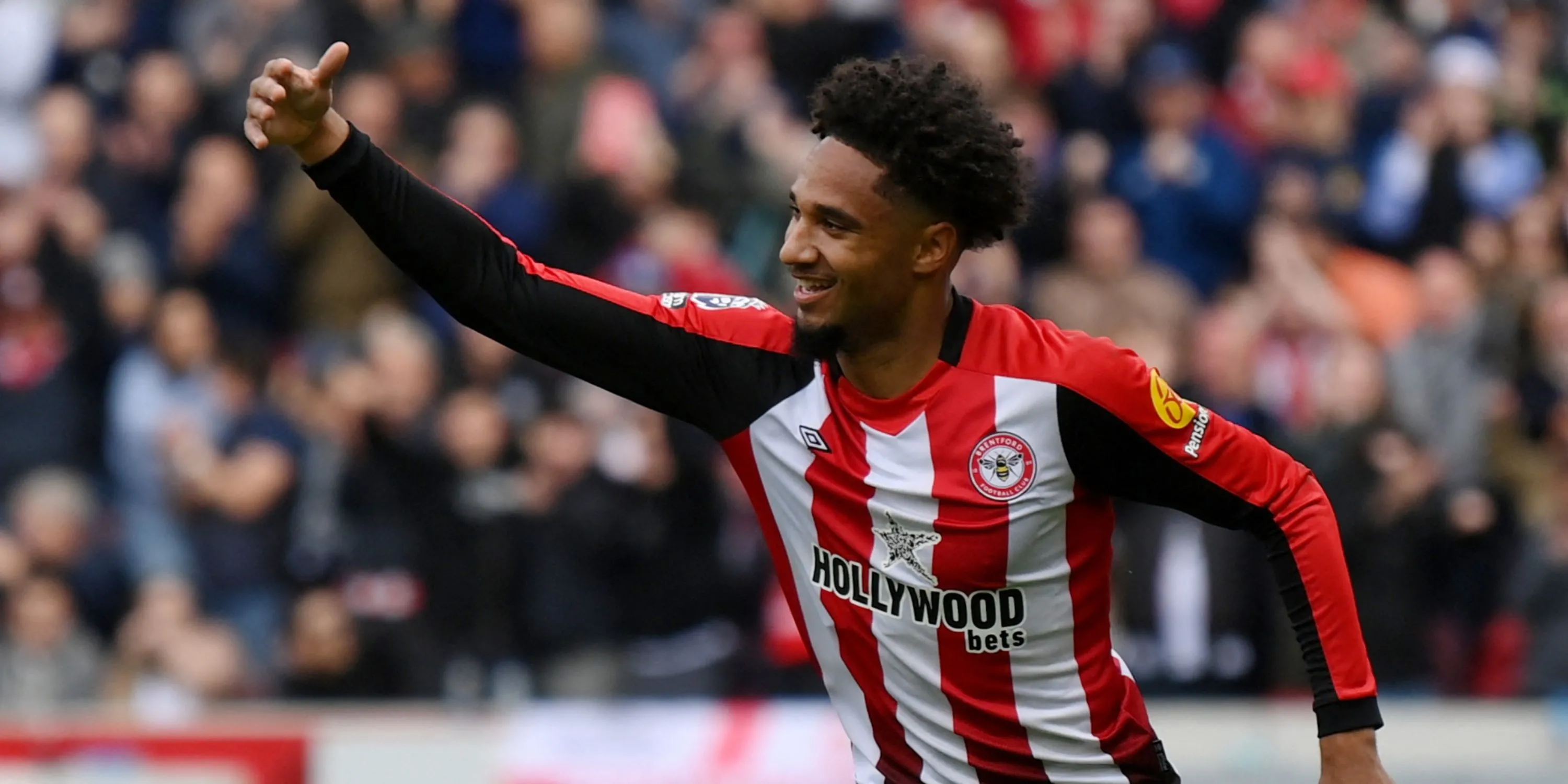 Schade trong pha tranh bóng trên sân Brentford