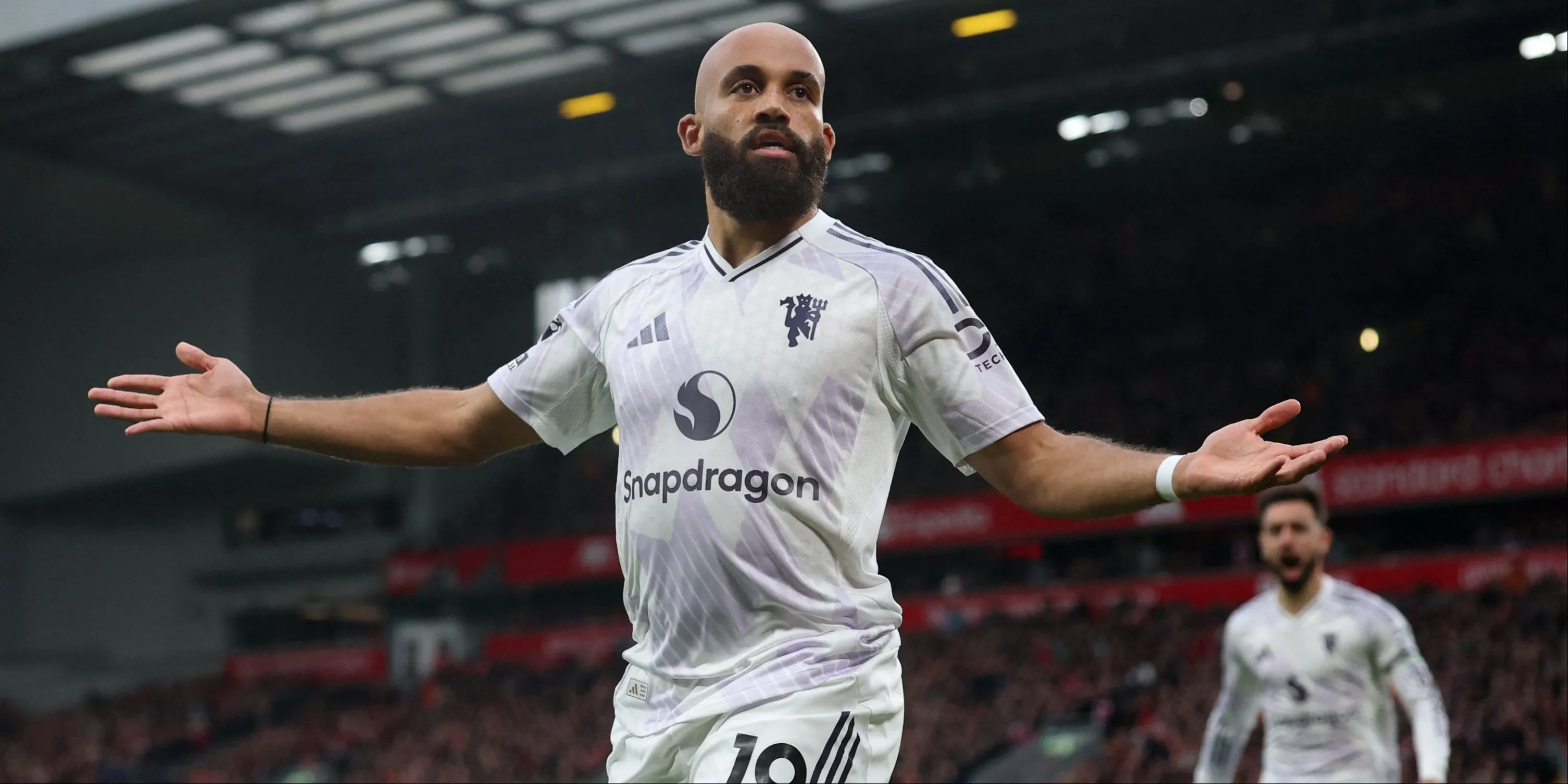 Tiền vệ Bryan Mbeumo thi đấu cho Manchester United tại sân Old Trafford