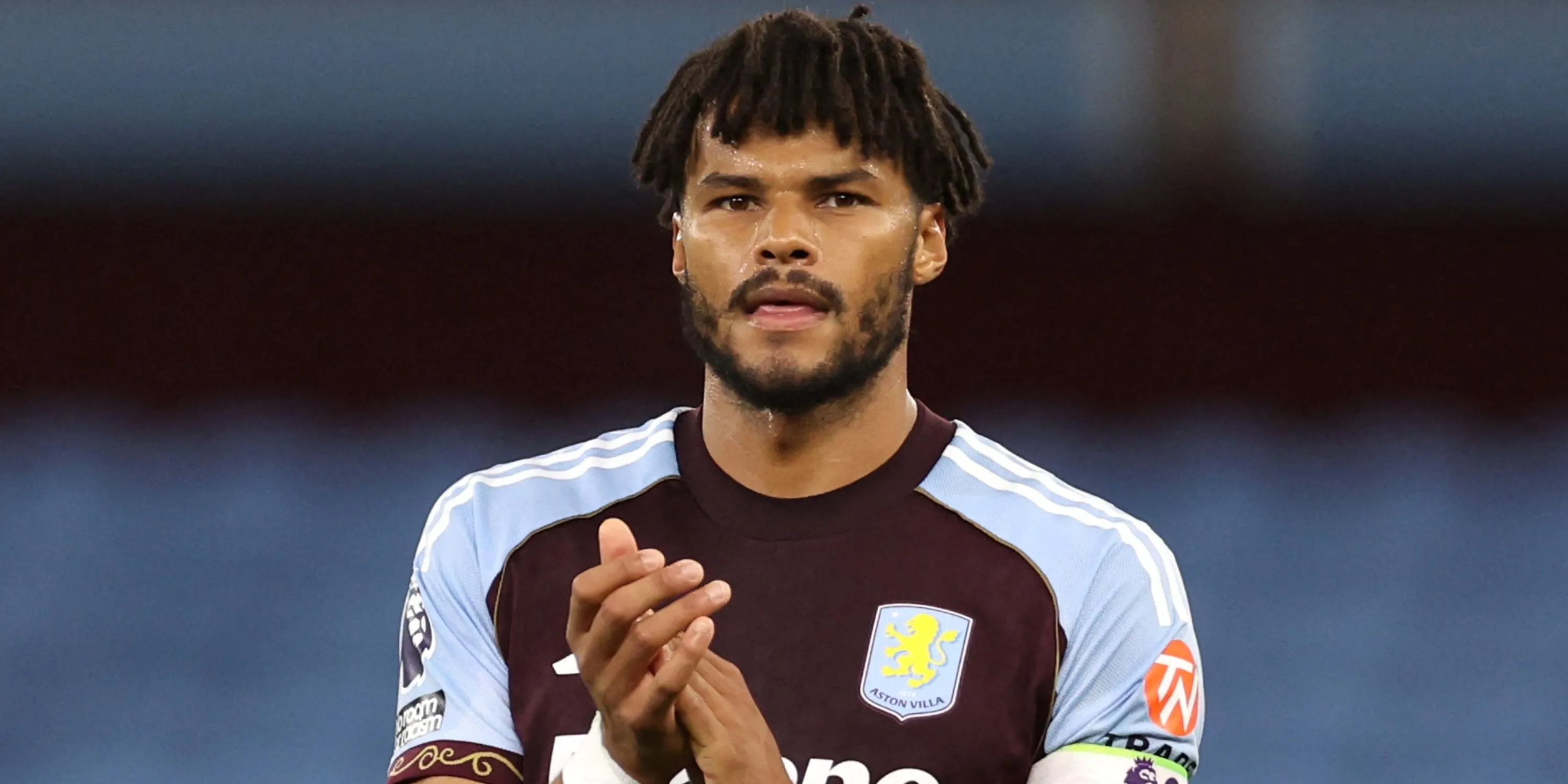 Tyrone Mings vỗ tay cảm ơn CĐV Aston Villa